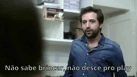 Gif de Gregorio Duvivier falando com a legenda "Não sabe brincar, não desce pro play"