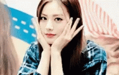 gif da idol coreana Nana do After School com as mãos no queixo, sorrindo.