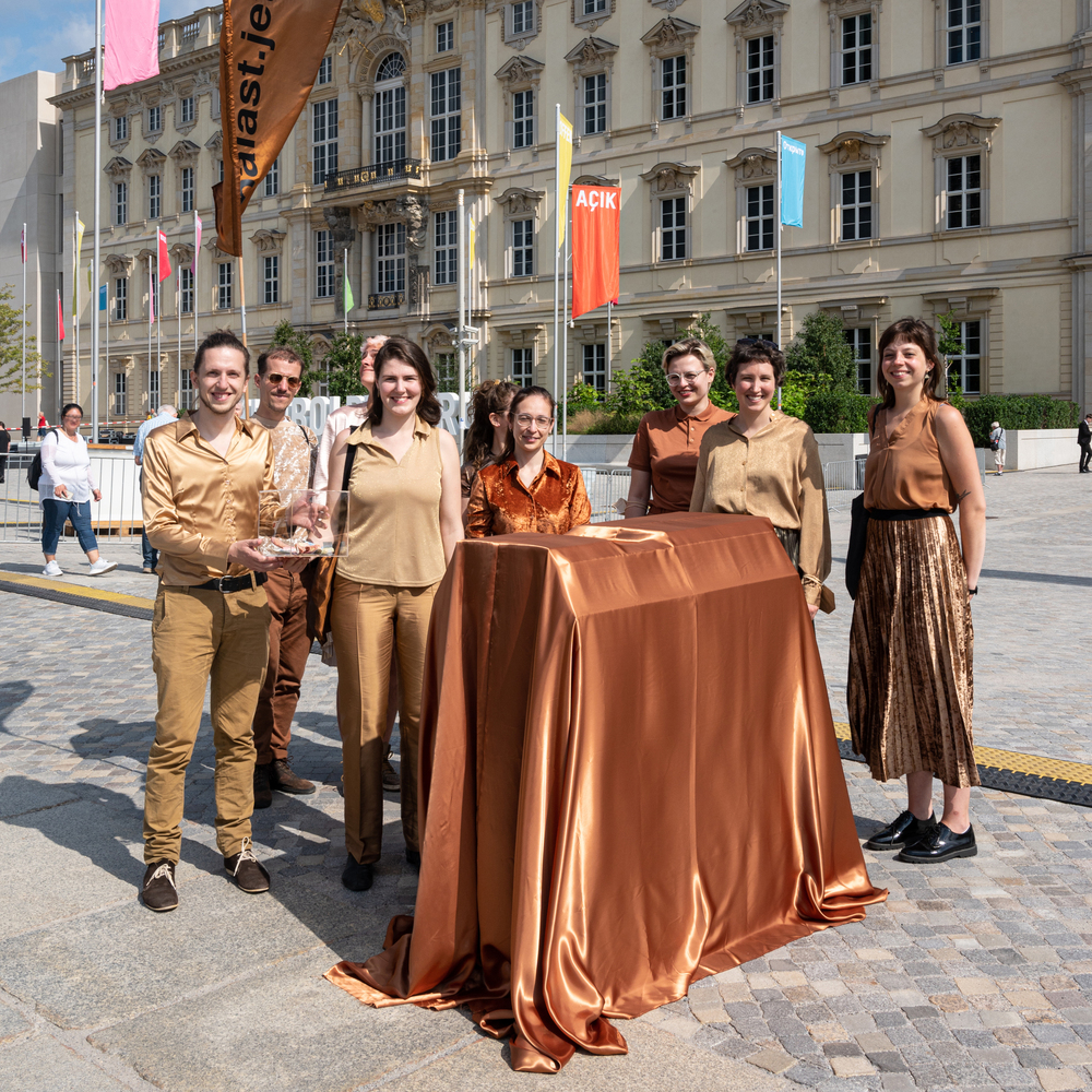 Das verhüllte Mock-Up des Bronzedenkmals in der Nähe des zukünftigen Standorts 2021-07-20 CC-BY-4.0 Förderverein Palast der Republik e.V.