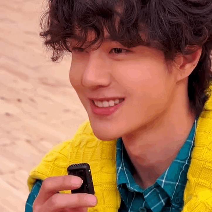 A gif of Wang Yibo waving