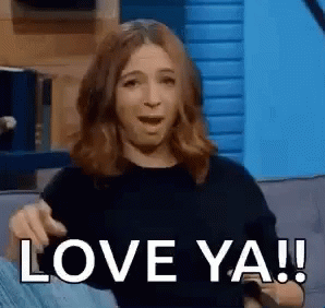 Gif com Maya Rudolph mandando beijos, fazendo coraçãozinho com as mãos e o texto: Love Ya!!